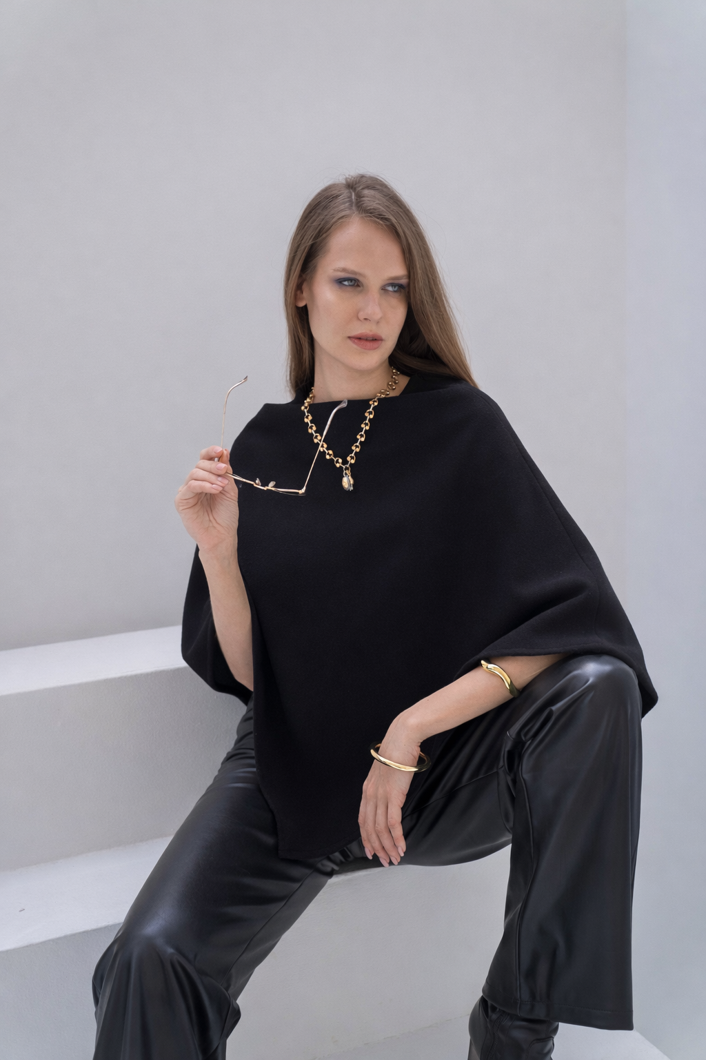 JST Signature Cape - Black